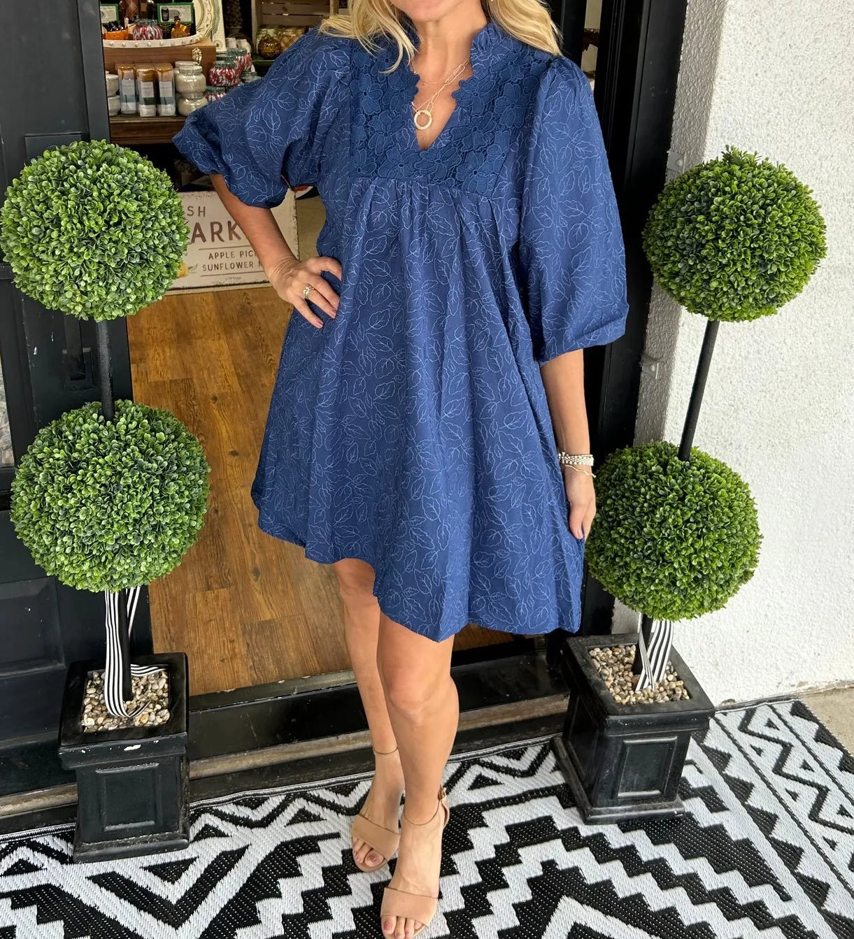 Rochie midi din dantelă