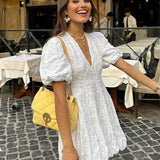 Rochie brodată cu mâneci bufante