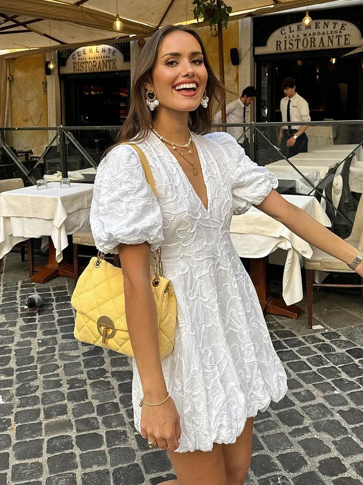 Rochie brodată cu mâneci bufante