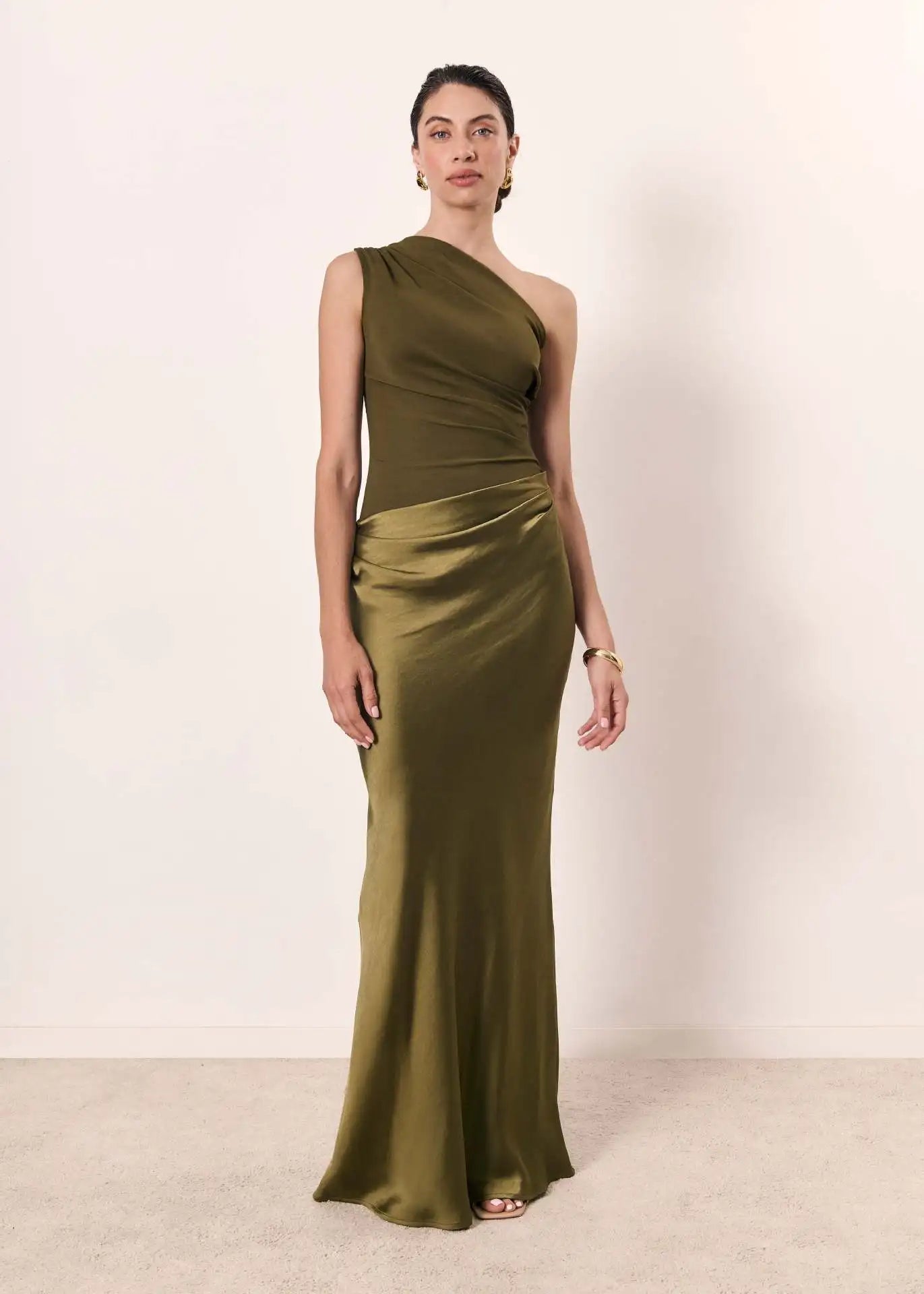 Sophia | Rochie maxi din satin cu un umăr gol