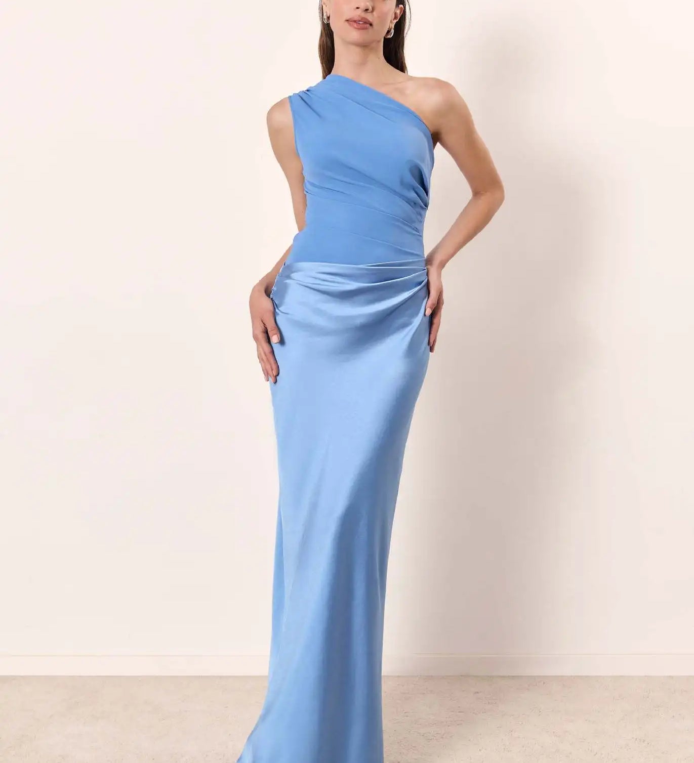 Rochie satin pe un umăr