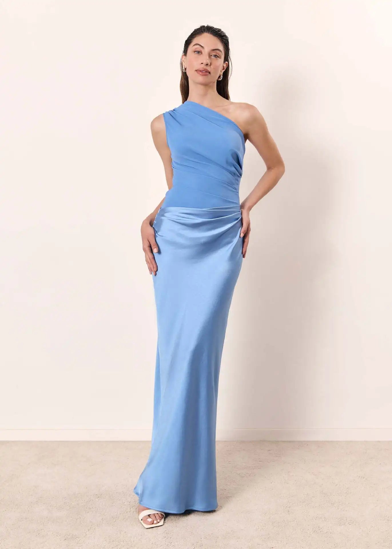 Sophia | Rochie maxi din satin cu un umăr gol