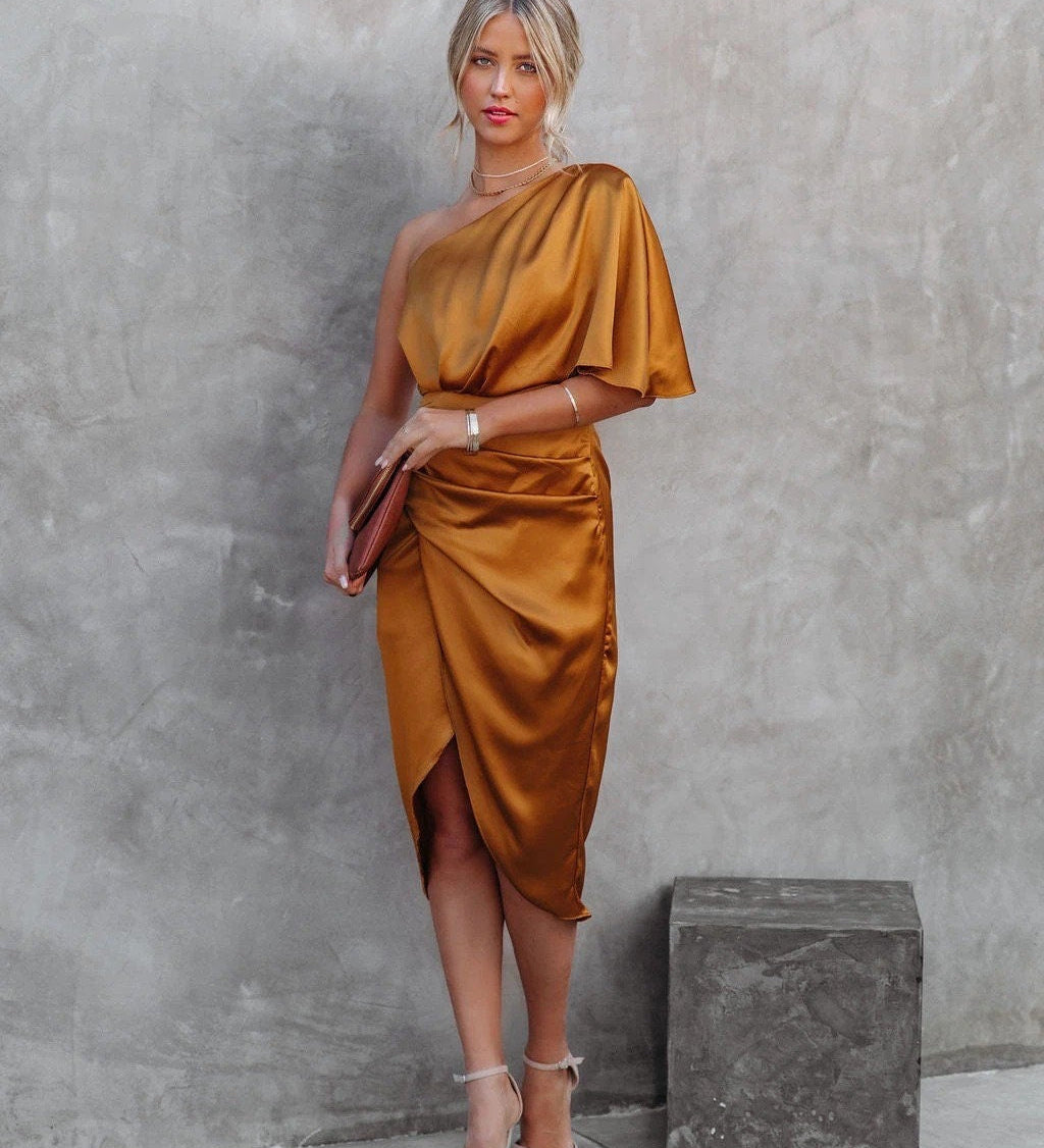Rochie rafinată din satin